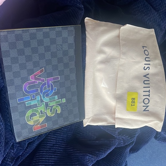 Brand New LOUIS VUITTON POCHETTE VOYAGE DAMIER GRAPHITE CANVAS (specialty item) - Picture 7 of 7